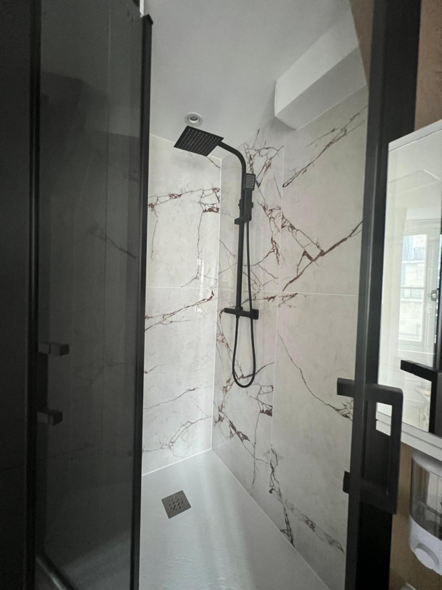 Batignolles, Montmartre 12m2 , Metro 13 Et 14 Appartement *