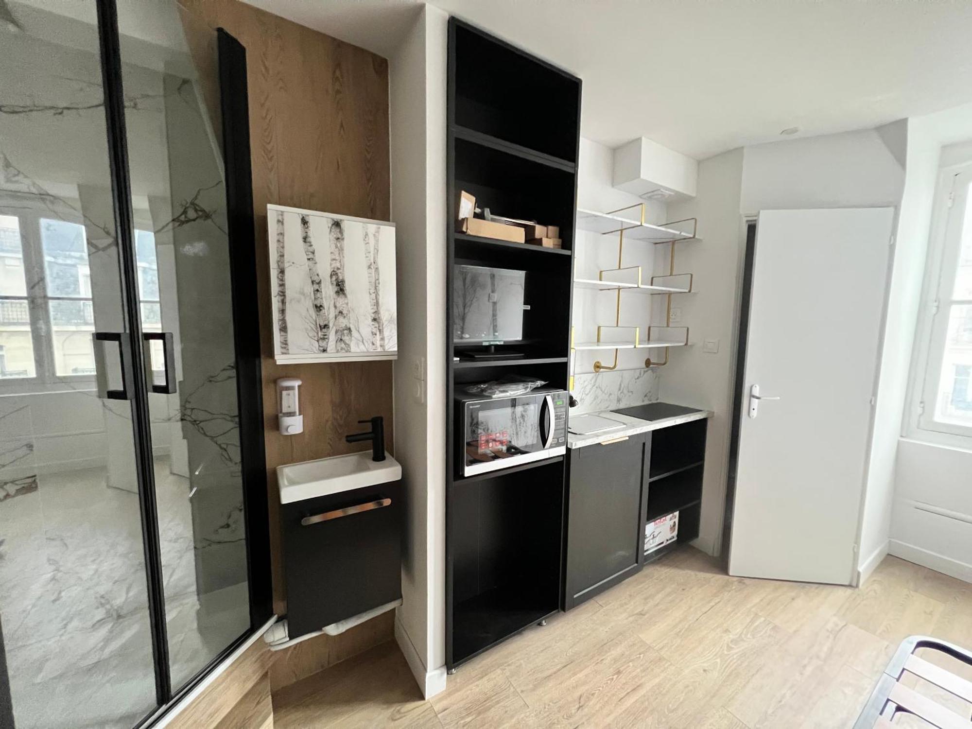 Appartement Batignolles, Montmartre 12m2 , Metro 13 Et 14 *