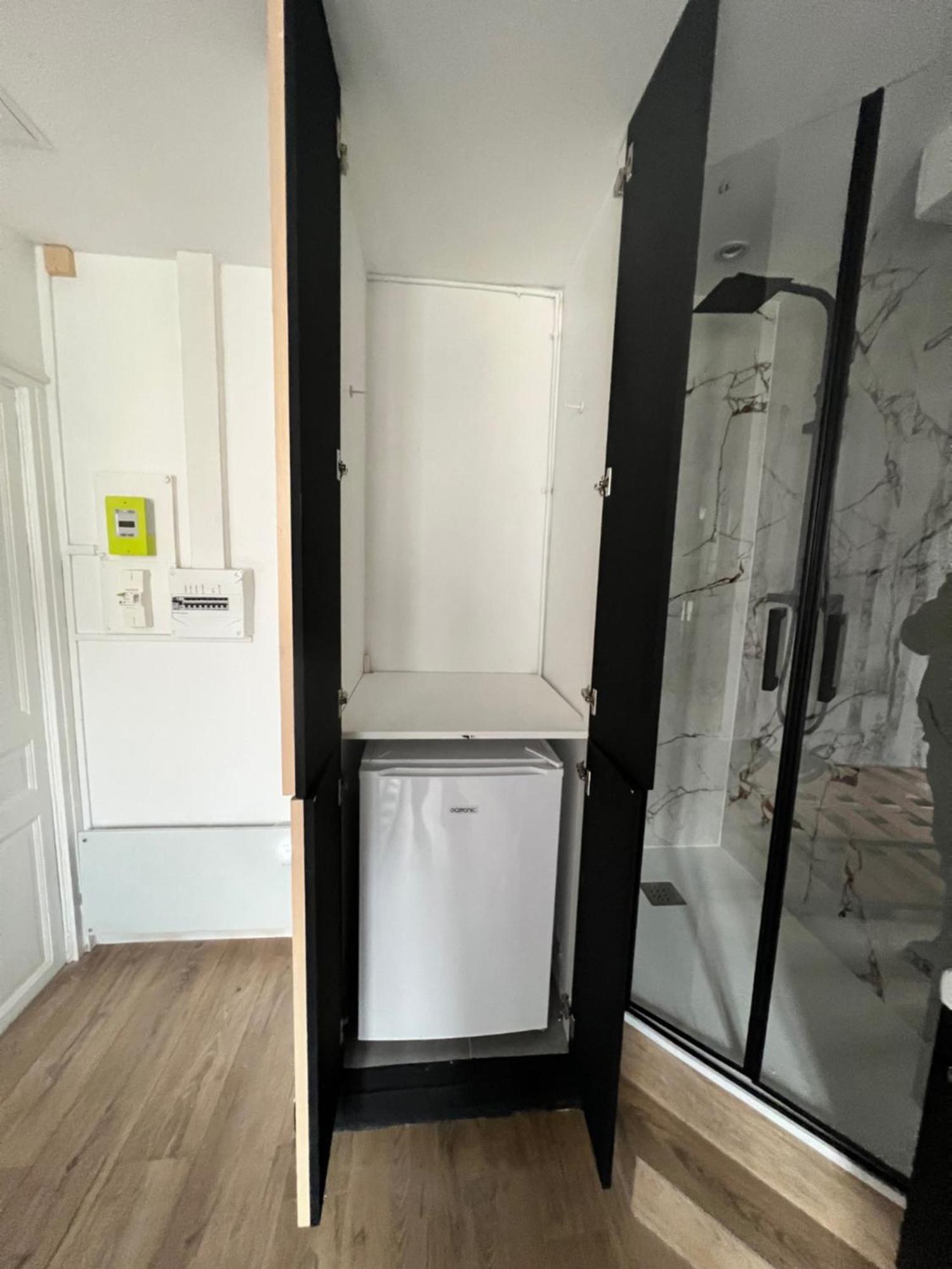 Appartement Batignolles, Montmartre 12m2 , Metro 13 Et 14