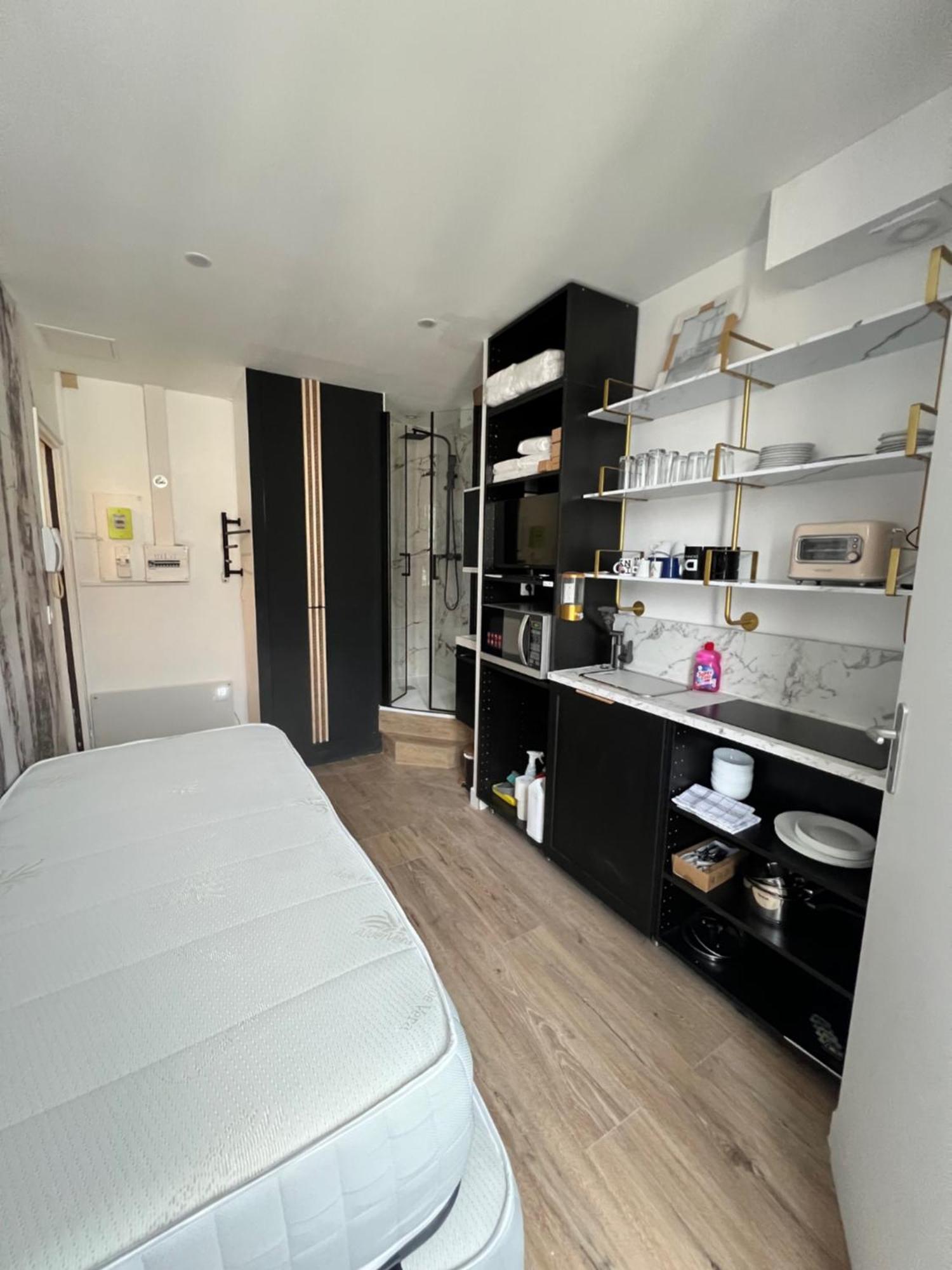 Appartement Batignolles, Montmartre 12m2 , Metro 13 Et 14 *