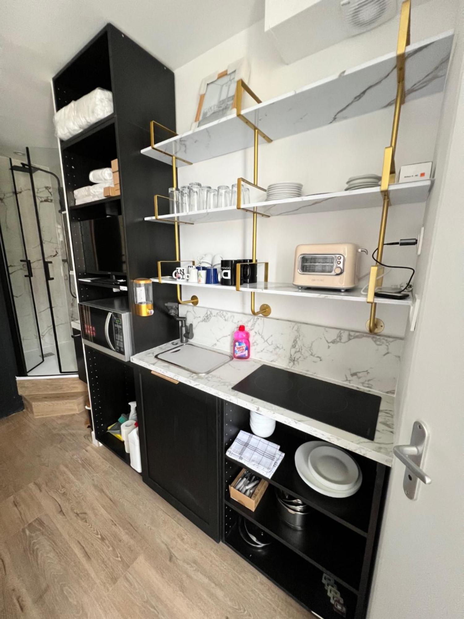 Batignolles, Montmartre 12m2 , Metro 13 Et 14 Appartement *